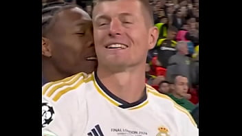 Homem negro pega loira por trás até sorrir