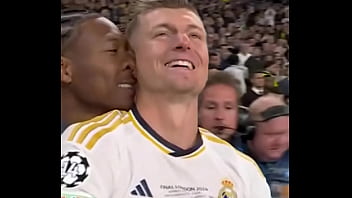 Homem negro pega loira por trás até sorrir