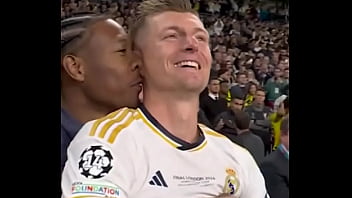 Homem negro pega loira por trás até sorrir