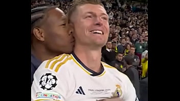 Homem negro pega loira por trás até sorrir