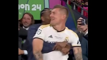 Homem negro pega loira por trás até sorrir