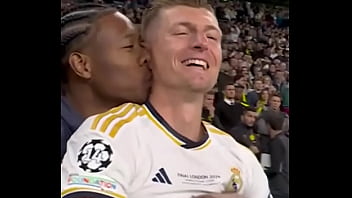 Homem negro pega loira por trás até sorrir