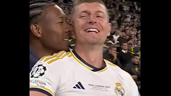 Homem negro pega loira por trás até sorrir