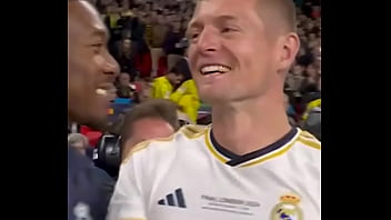 Homem negro pega loira por trás até sorrir