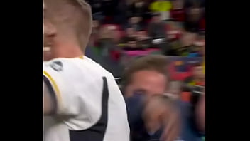 Homem negro pega loira por trás até sorrir