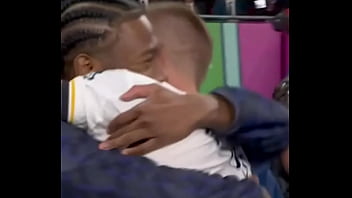 Homem negro pega loira por trás até sorrir