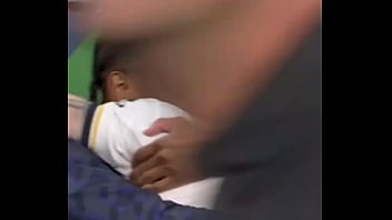 Homem negro pega loira por trás até sorrir