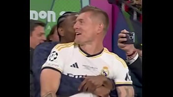 Homem negro pega loira por trás até sorrir