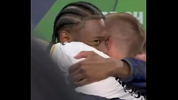 Homem negro pega loira por trás até sorrir Homem negro pega loira por trás até sorrir