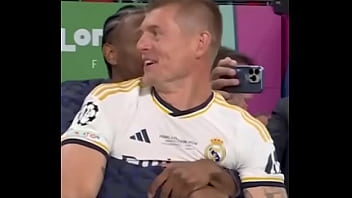 Homem negro pega loira por trás até sorrir