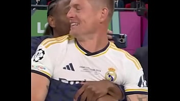 Homem negro pega loira por trás até sorrir Homem negro pega loira por trás até sorrir