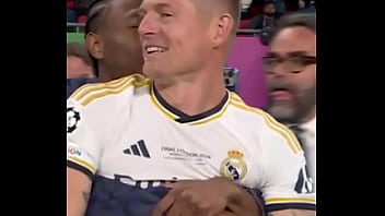 Homem negro pega loira por trás até sorrir