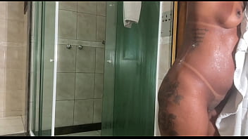 Sexo no banheiro com uma negra gostosa que eu conheci no pagode