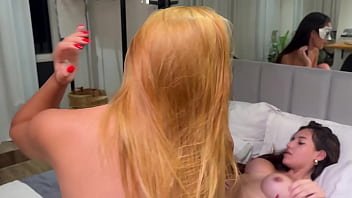 Trio de ninfetas em sexo lésbico brincando com nossos consolos até gozar bia martins