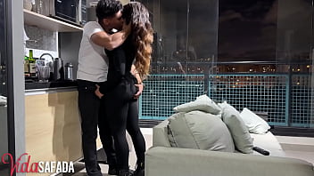 Safadinho mostrou que realmente tem muita experiência com casadas fez a lu gozar muito e até ter um squirt real