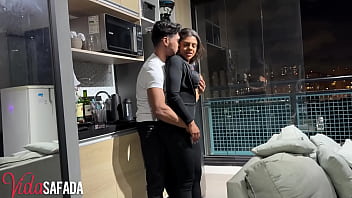 Safadinho mostrou que realmente tem muita experiência com casadas fez a lu gozar muito e até ter um squirt real