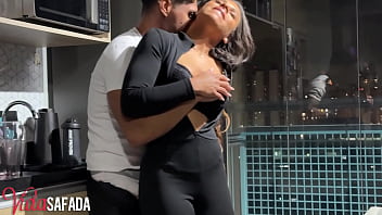 Safadinho mostrou que realmente tem muita experiência com casadas fez a lu gozar muito e até ter um squirt real