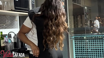 Safadinho mostrou que realmente tem muita experiência com casadas fez a lu gozar muito e até ter um squirt real