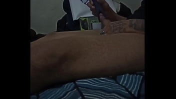 Masturbación y eyaculo frente a cámara