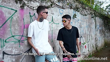 Foi Trocar Figurinha E Pagou Com O Rabo Meninos Online thumbnail