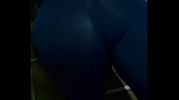 Ellie sanches se exibindo na garagem de casa