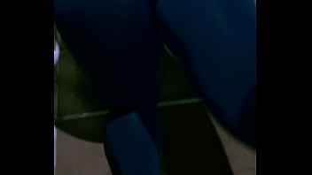 Ellie sanches se exibindo na garagem de casa