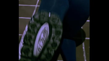 Ellie sanches se exibindo na garagem de casa