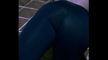 Ellie sanches se exibindo na garagem de casa