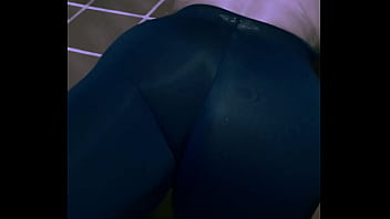 Ellie Sanches Se Exibindo Na Garagem De Casa thumbnail