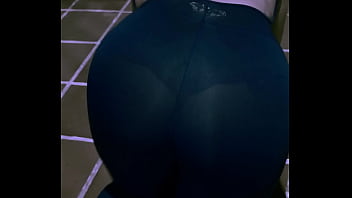 Ellie sanches se exibindo na garagem de casa