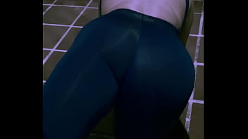 Ellie sanches se exibindo na garagem de casa