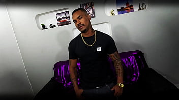 Negão da rola grosa e gostosa enfiou gostoso na minha bucetinho no pelo