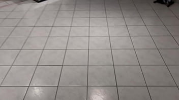 Pov d'un gentleman en voyage d'affaire en france il choisi lety howl pour se