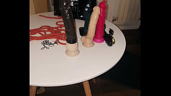 En laisse encagé et se touchant devant moi à mes ordres cette bonne