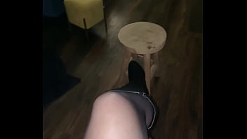 En laisse encagé et se touchant devant moi à mes ordres cette bonne