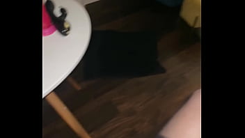 En laisse encagé et se touchant devant moi à mes ordres cette bonne