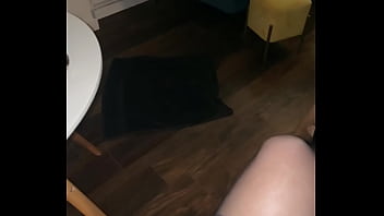 En laisse encagé et se touchant devant moi à mes ordres cette bonne En laisse encagé et se touchant devant moi à mes ordres cette bonne