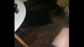 En laisse encagé et se touchant devant moi à mes ordres cette bonne