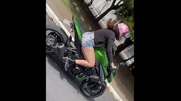 Motoqueira gostosa demais