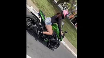 Motoqueira gostosa demais