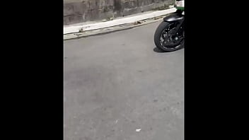 Motoqueira gostosa demais