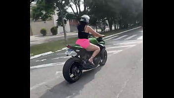 Motoqueira gostosa demais