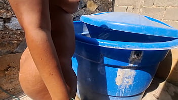 Mi hijastra se baña en el patio y le parto ese culo delicioso