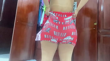 La sirvienta más sexy revela sus secretos al cambiarse