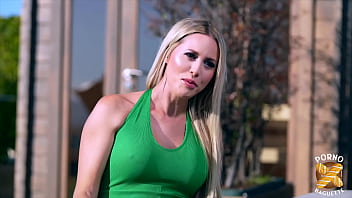 Maya veut se faire pénétrer par deux belles bites