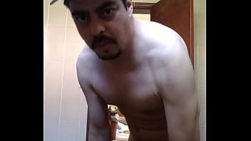 Homem Sem Camisa Se Mostrando thumbnail