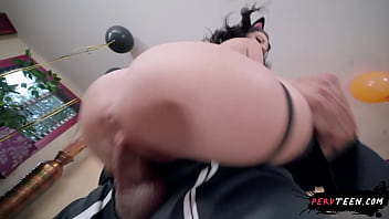 Jovencita culona vestida de gatita follada duro por polla enorme en fiesta de halloween