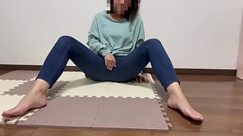 おもちゃのチンチンで我慢…。ほんとは見知らぬ男性のチンチンを舐め回したい。誘ってくれないかな…