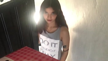 Hermanastra latina olvidó usar bragas en la cama