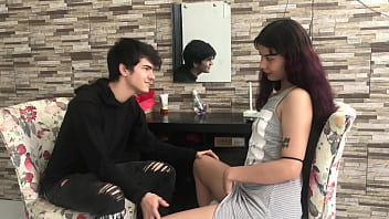 Hermanastra latina olvidó usar bragas en la cama